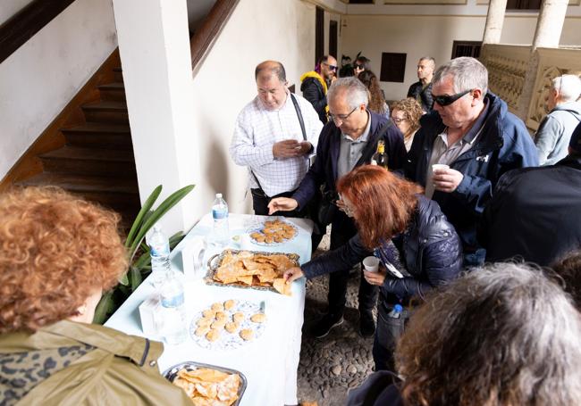 Degustación de hojuelas, en el convento de Santa Isabel.