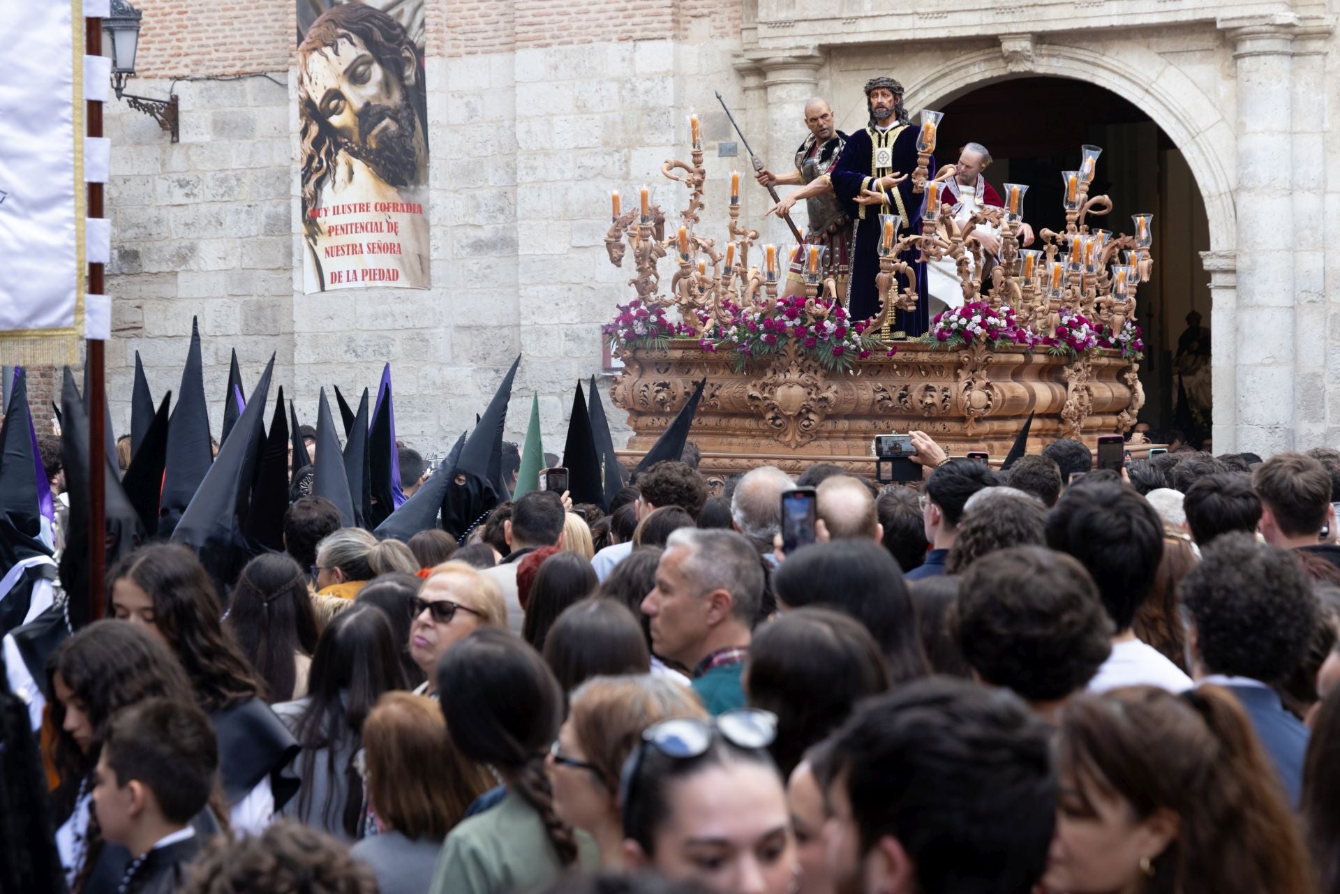 La procesión del Cristo de Medinaceli de Valladolid, en imágenes