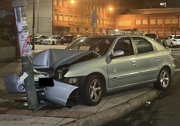 Herido un conductor en León que sextuplicaba el límite de alcohol permitido y chocó contra una farola