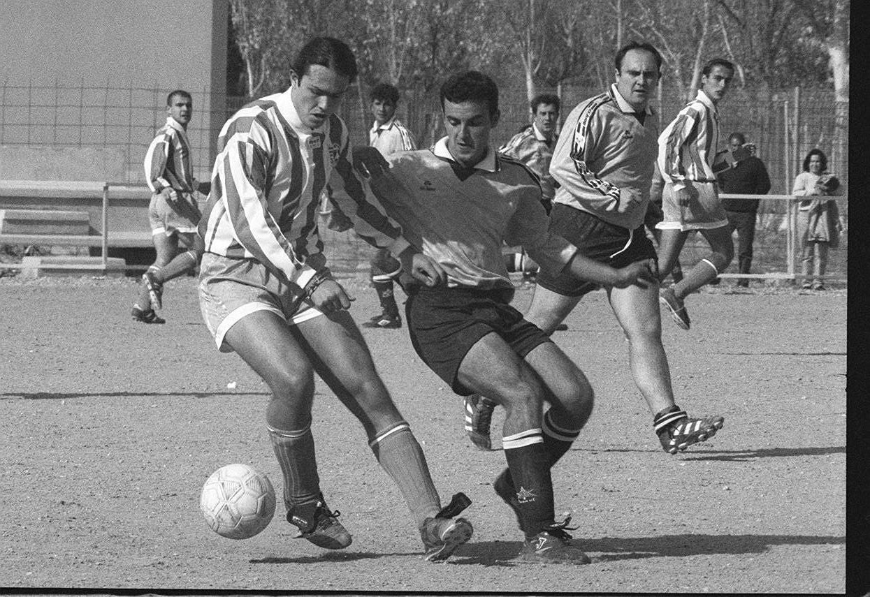Un momento del partido entre el Atlético Renedo y el Victoria (Primera Regional). 8 de noviembre de 1998.