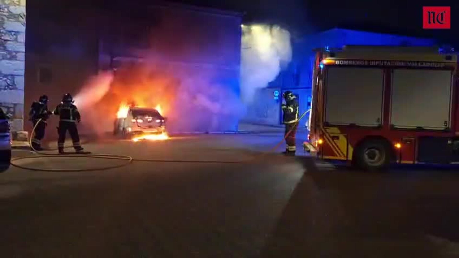 Dos ancianos desalojados por el incendio de un vehículo estacionado en Montemayor