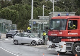 Dos bomberos comprueban el estado del cristal de la cabina.