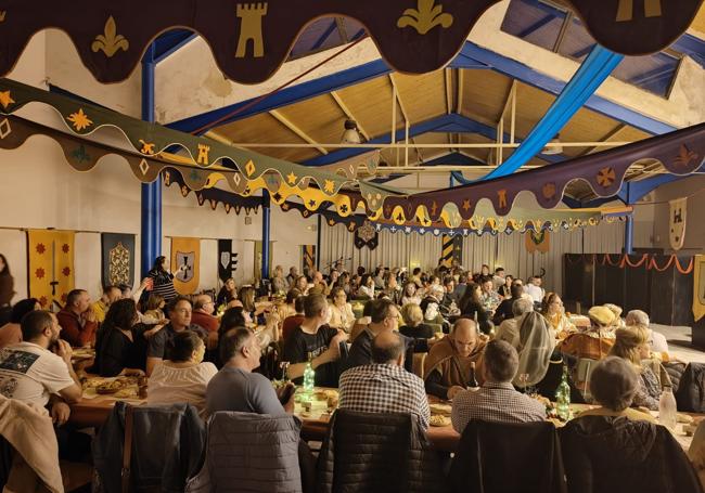 Un centenar de comensales compartió esta gran cena al estilo del siglo XVI