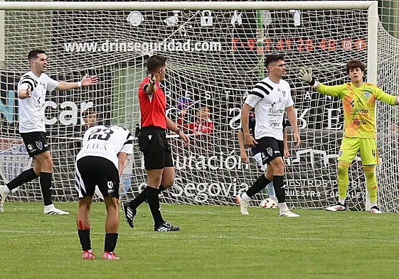 Jugadores de la Segoviana protestan la posición del jugador del Celta B en la acción del 1-1.
