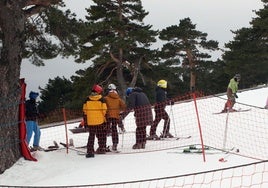 Esquiadores en las pistas de Navacerrada.