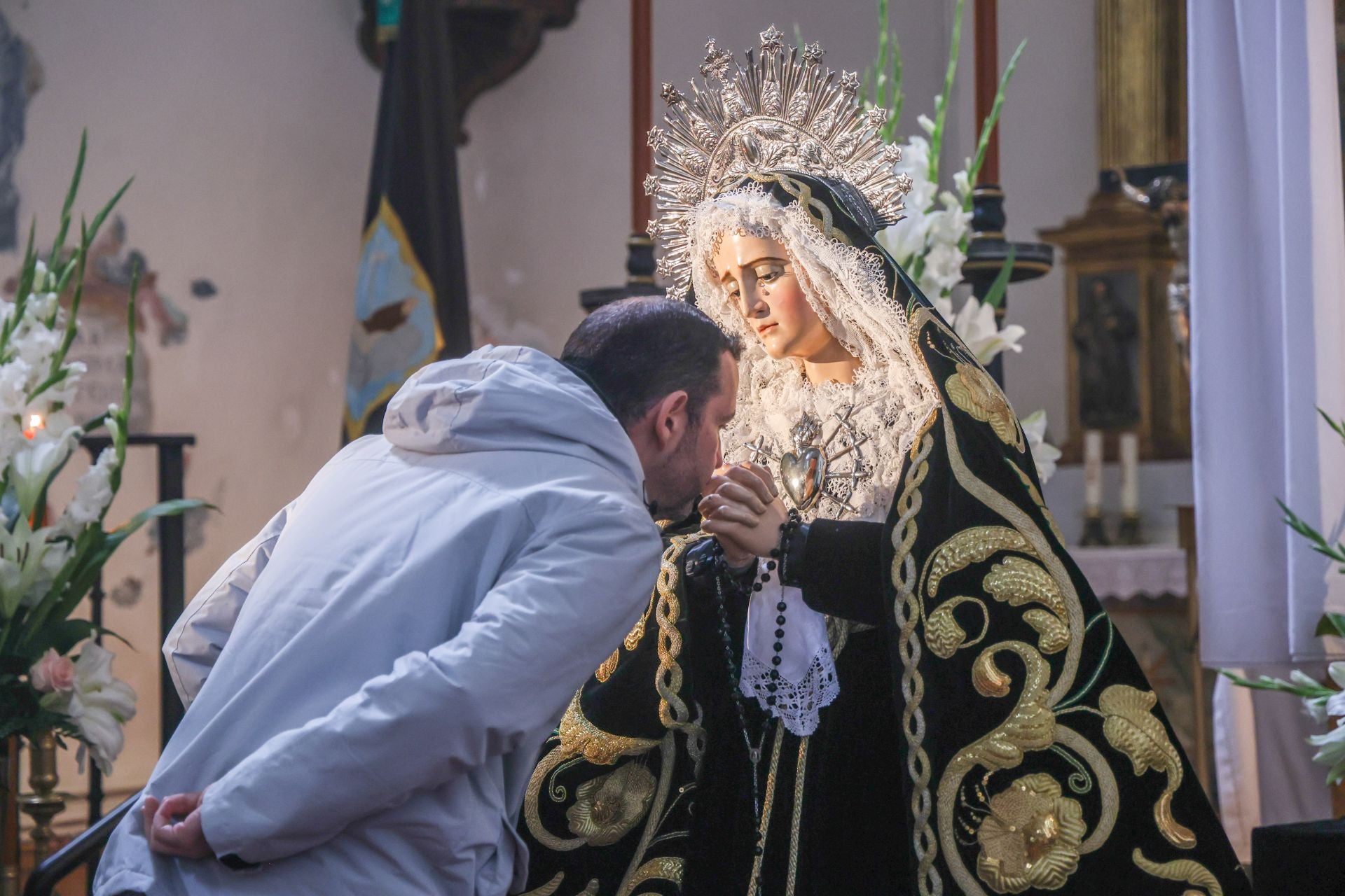 Besamanos a la Soledad en el convento de Santa Isabel de Hungría