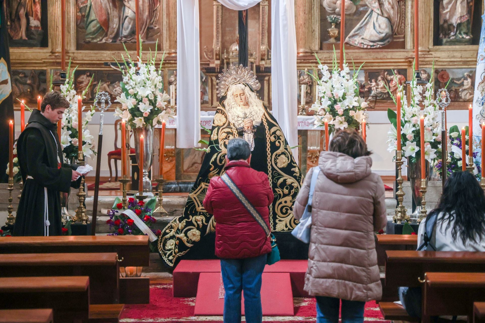 Besamanos a la Soledad en el convento de Santa Isabel de Hungría