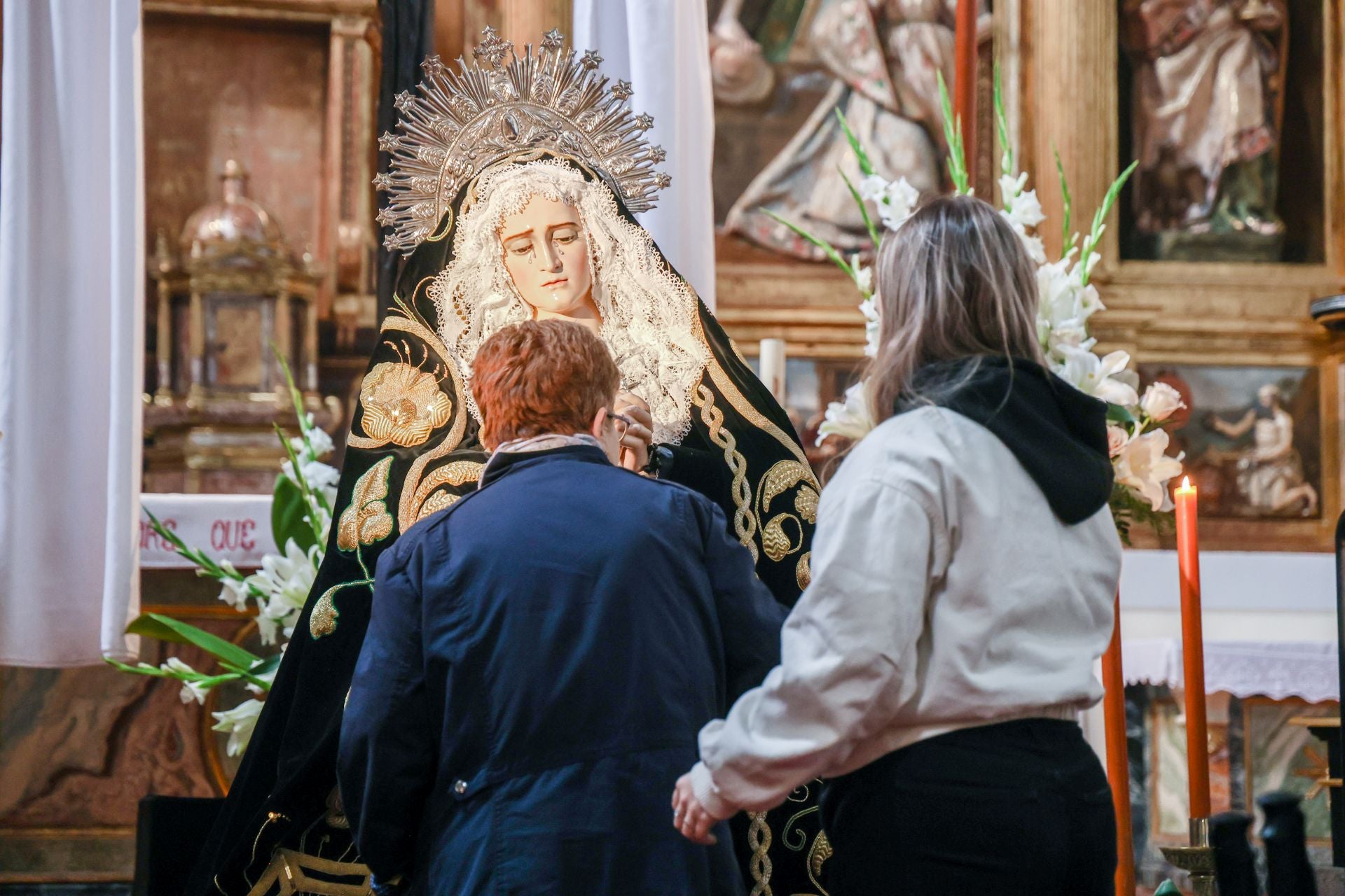 Besamanos a la Soledad en el convento de Santa Isabel de Hungría