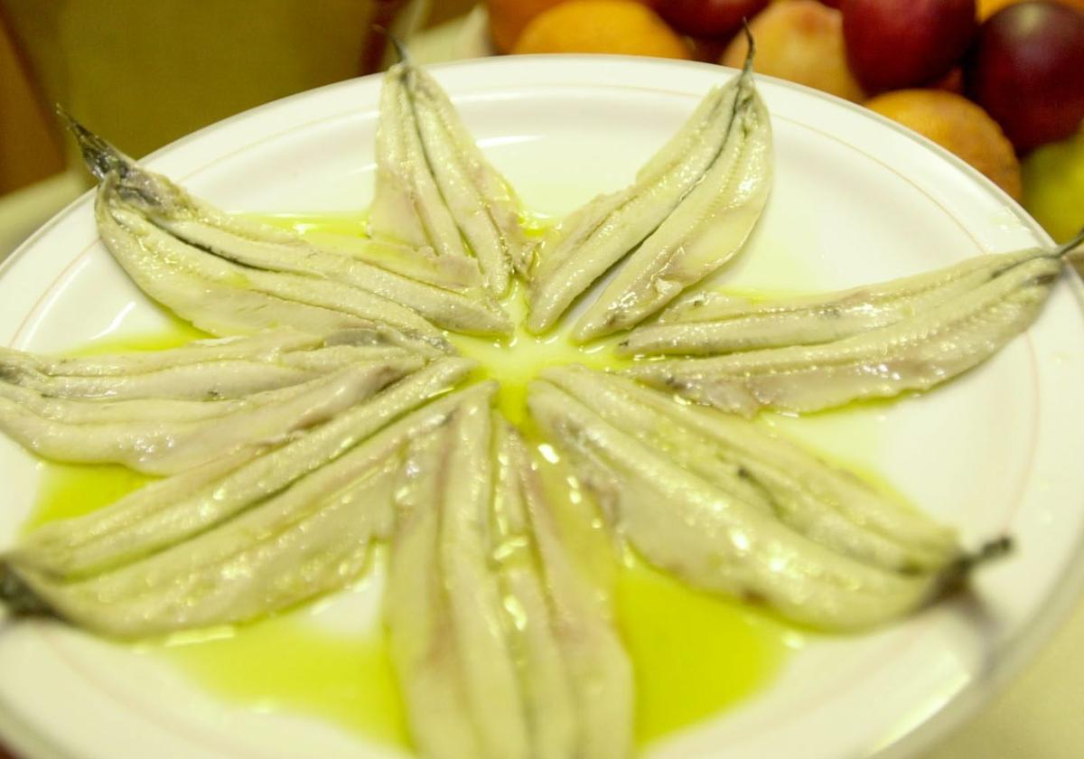 Plato de boquerones en aceite, en una imagen de archivo.