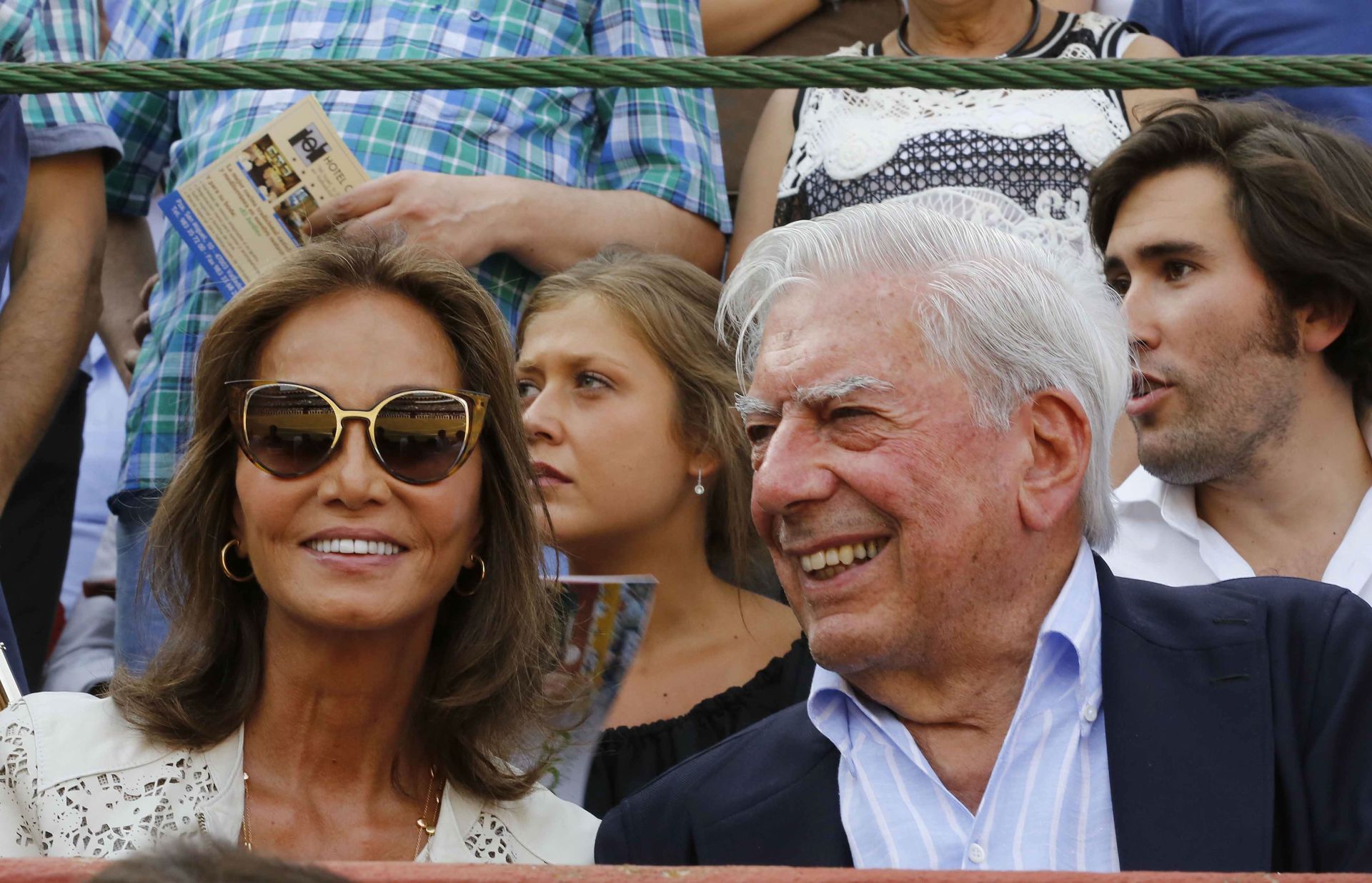 Isabel Preysler y Mario Vargas Llosa en la corrida que se celebró en Valladolid como homenaje a Víctor Barrio en 2016.