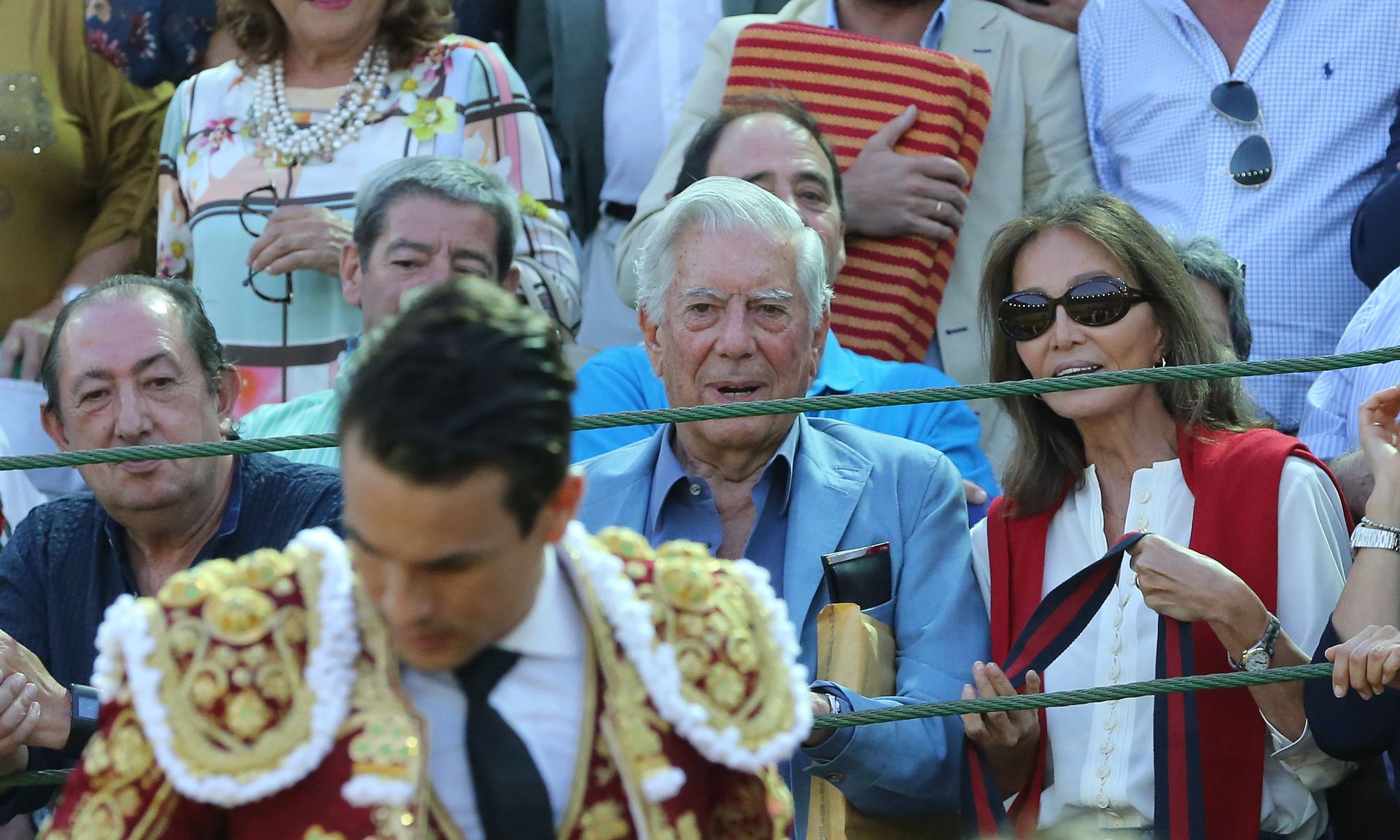Mario Vargas Llosa e Isabel Preysler atentos a las evoluciones de José María Manzanares en la arena de la plaza de toros de Valladolid en 2018.