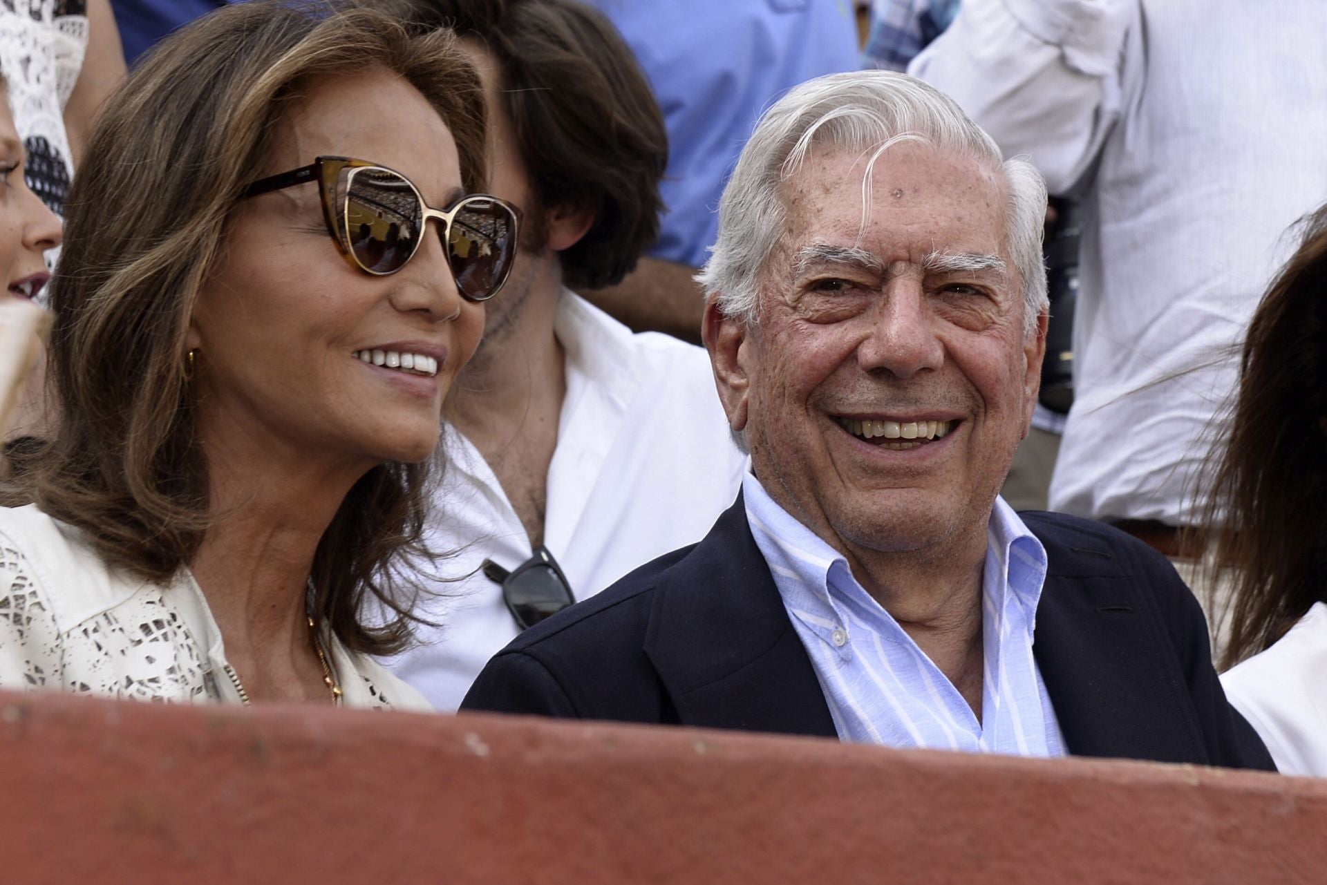 Isabel Preysler y Mario Vargas Llosa en la corrida que se celebró en Valladolid como homenaje a Víctor Barrio en 2016.