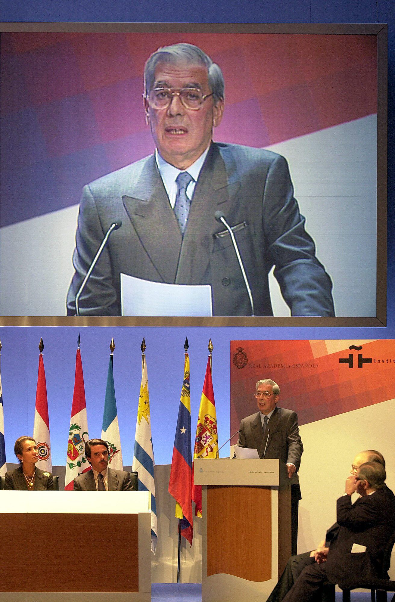 Mario Vargas Llosa interviene en la inauguración del II Congreso Internacional de la Lengua Española celebrado en el Teatro Calderón de Valladolid.