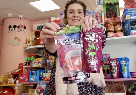 Nuria Salvador, propietaria de La Casa del Dulce en La Cistérniga, posa con los productos más virales en TikTok.
