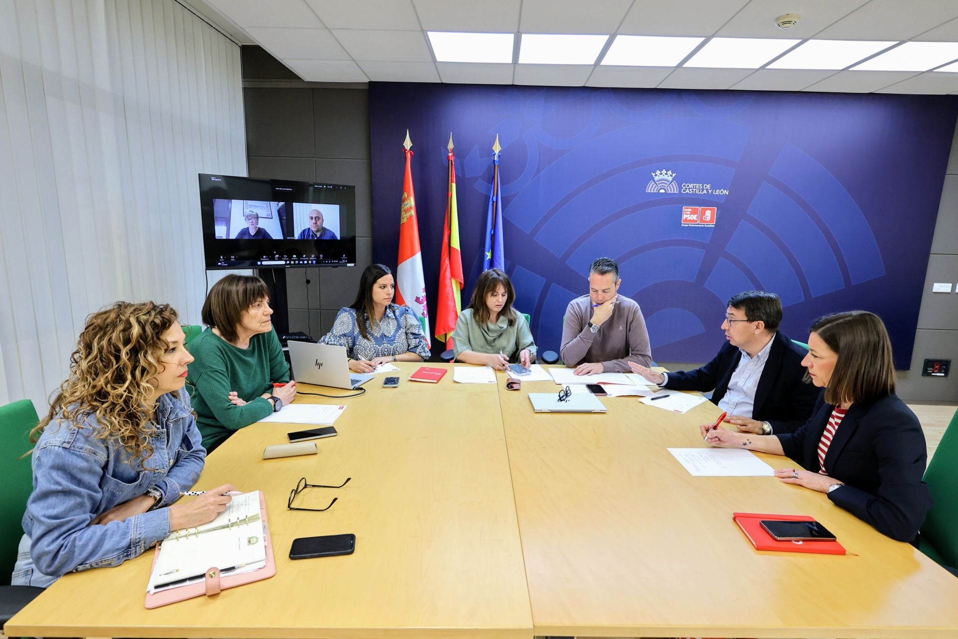 El PSOE de Castilla y León inicia nueva etapa con media revolución en las Cortes