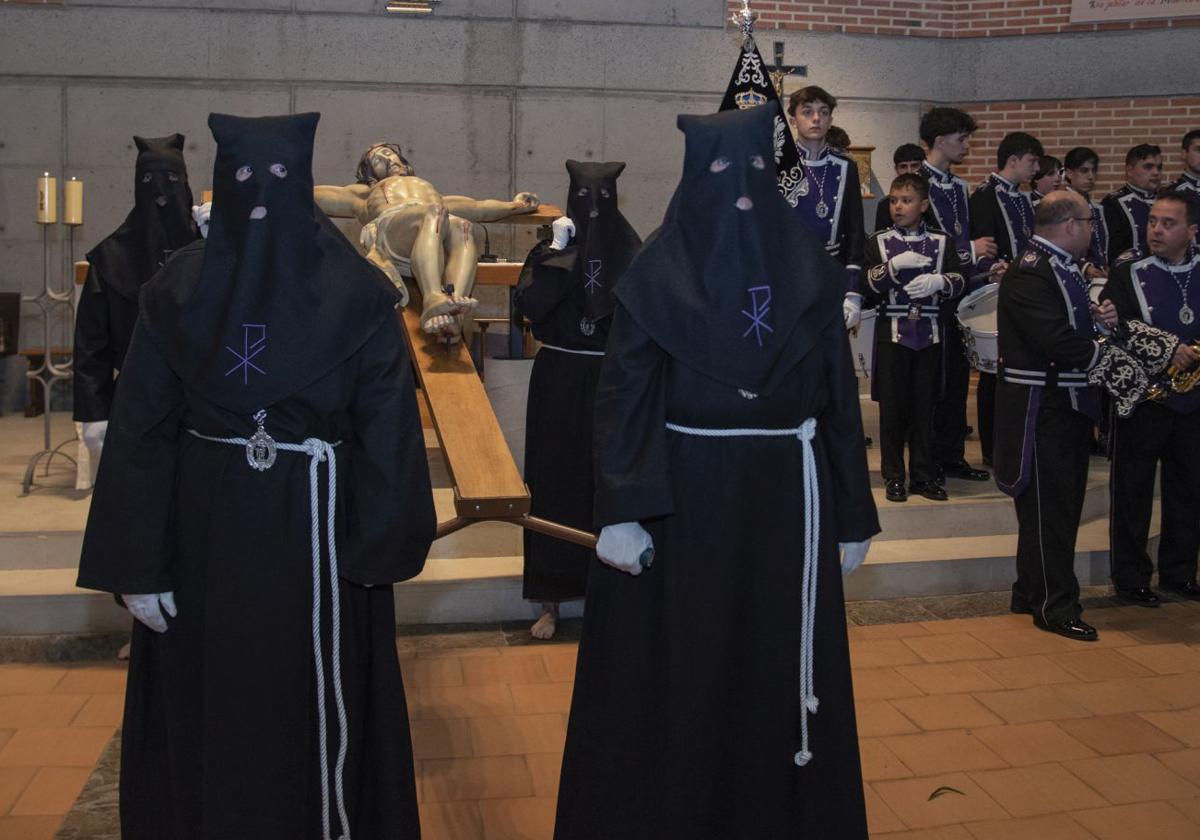 Un momento del vía crucis en el interior de la iglesia.
