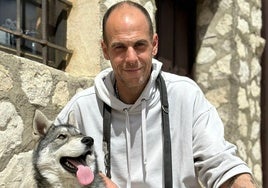 Xabi Portu con su perro a la puerta de su casa en Mota del Marqués