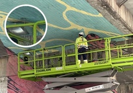 Uno de los operarios, debajo del tablero de Arco de Ladrillo y, en detalle, el agua cayendo por uno de los agujeros..