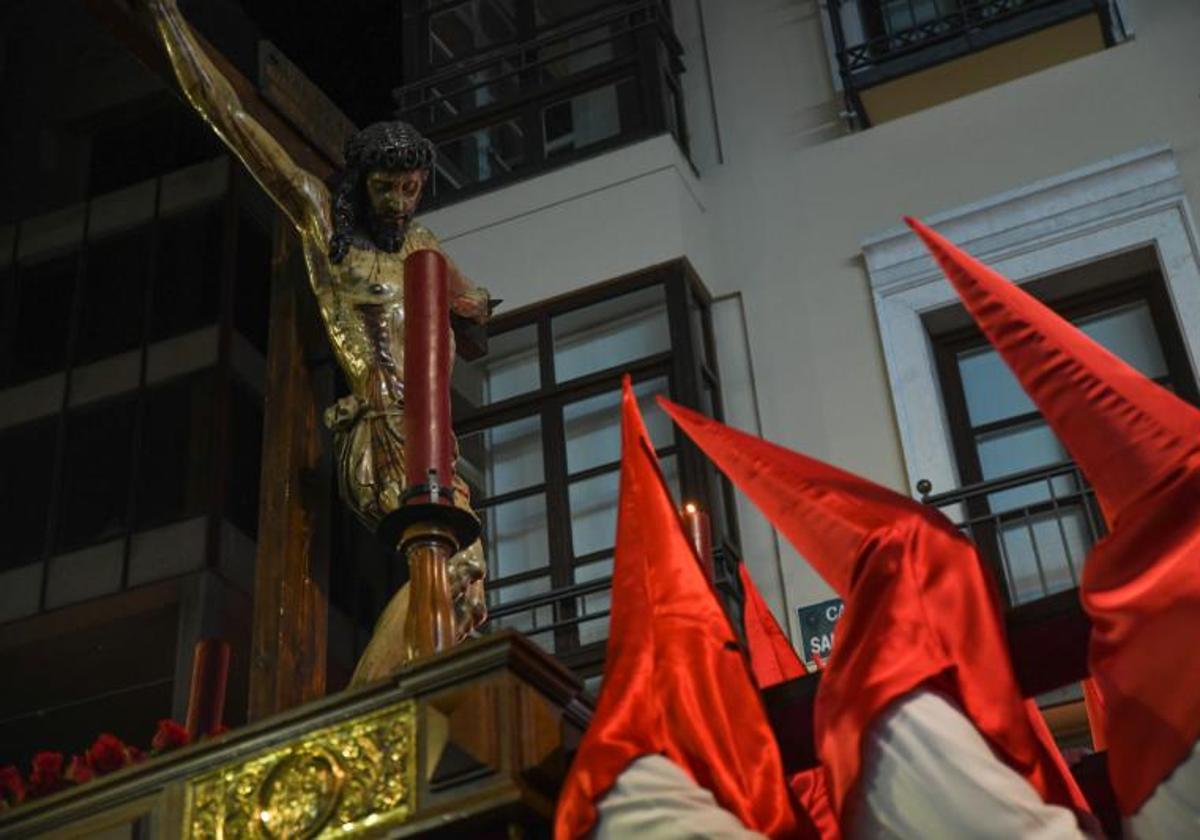 Cristo de las Mercedes a su paso por una calle a oscuras en años anteriores.