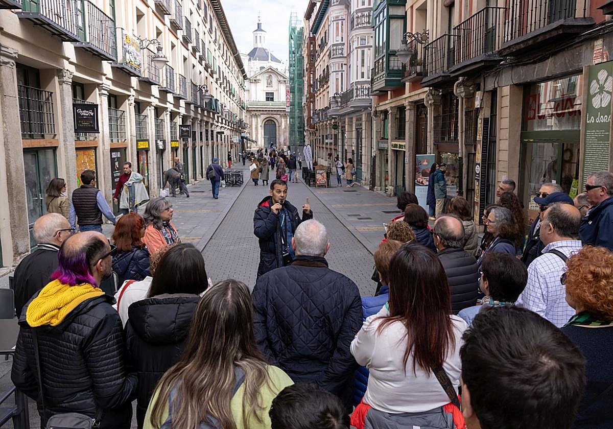 Un guía hace una visita a turistas por Valladolid, hace unos dias.