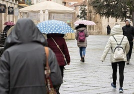 Viandantes en Valladolid durante uno de los chaparrones de este 2025.