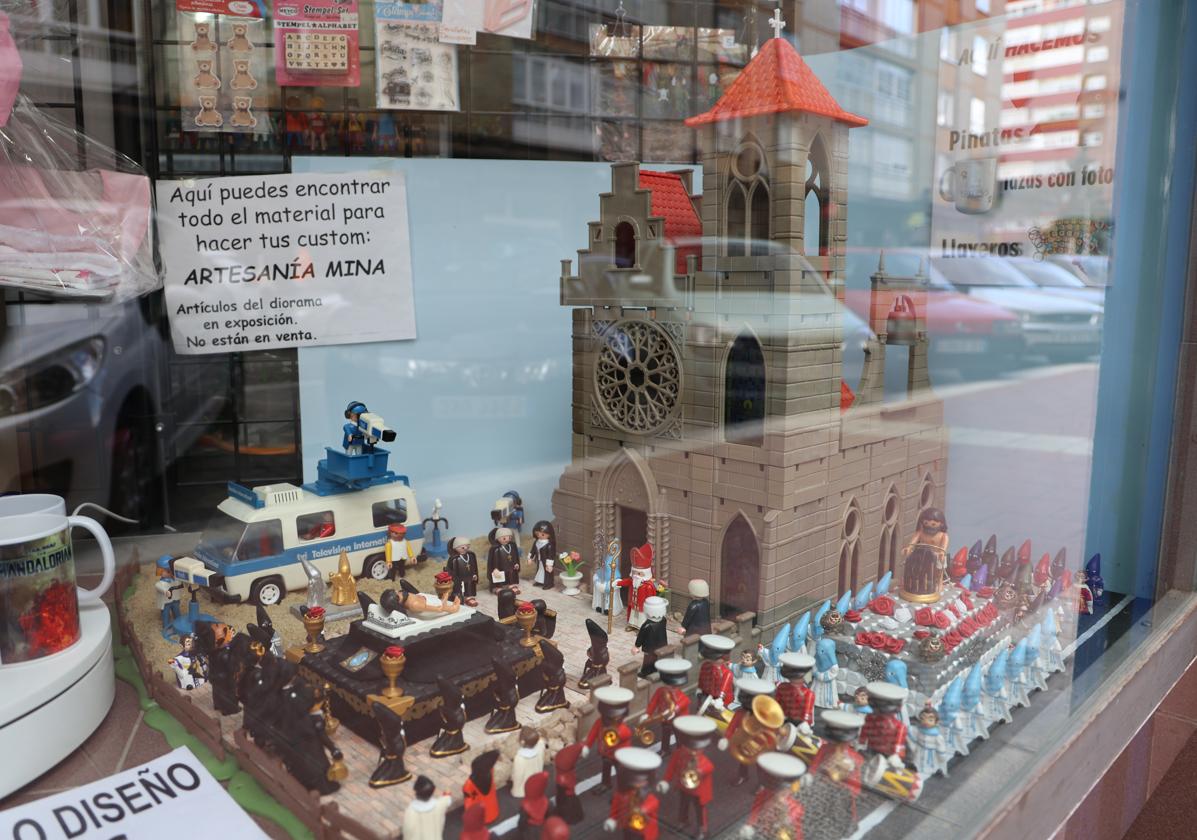 Imagen principal - Diorama de una procesión de Semana Santa en Valladolid