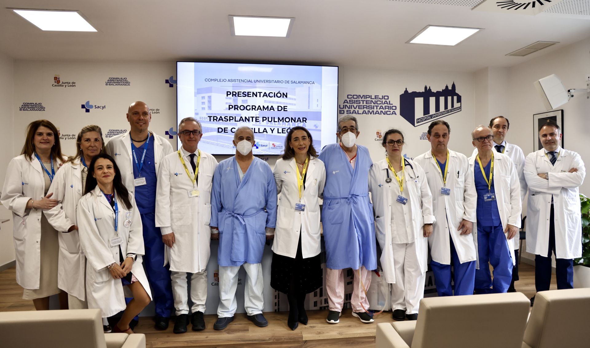 Los dos trasplantados de pulmón en Salamanca, con parte del equipo que les atendió en el hospital charro.