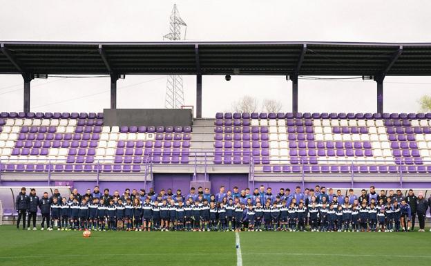 Foto de familia de los niños del Campus de Semana Santa del Real Valladolid.