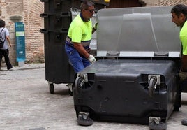 Servicio de recogida de residuos en una calle de Segovia.