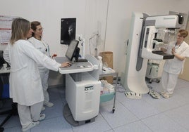 Preparativos de un mamógrafo en la unidad de radiología de mama del Hospital Universitario Río Hortega.