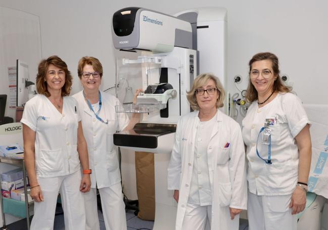 La doctora Martínez Lara (3ª por la izq.), flanqueada por Dionisia Benavente, Mauri García y Rosario Bueno, ante el nuevo mamógrafo con tomosíntesis y mamografía de contraste incorporado al Río Hortega.