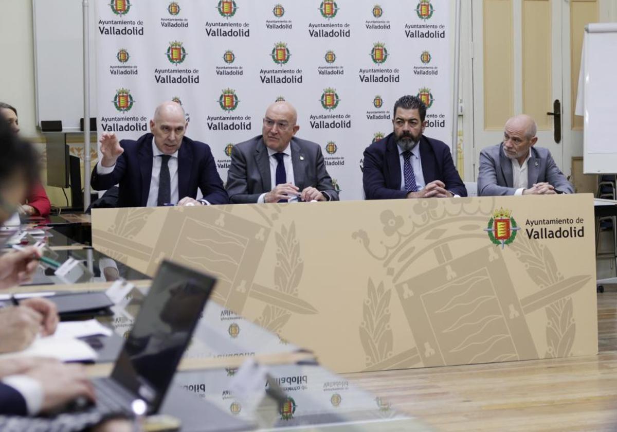 El alcalde de Valladolid, Jesús Julio Carnero, preside la mesa municipal de la Automoción, junto al viceconsejero de Economía y Competitividad de la Junta, Carlos Martín Tobalina (izquierda).