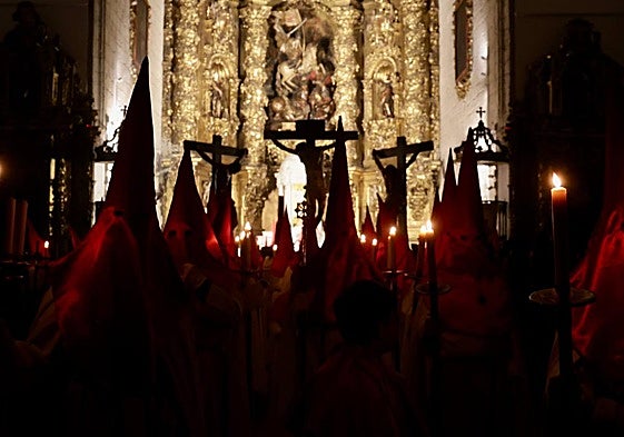 El Santísimo Cristo de las Mercedes, en la iglesia de Santiago en uno de los momentos de la procesión celebrada este miércoles en Valladolid