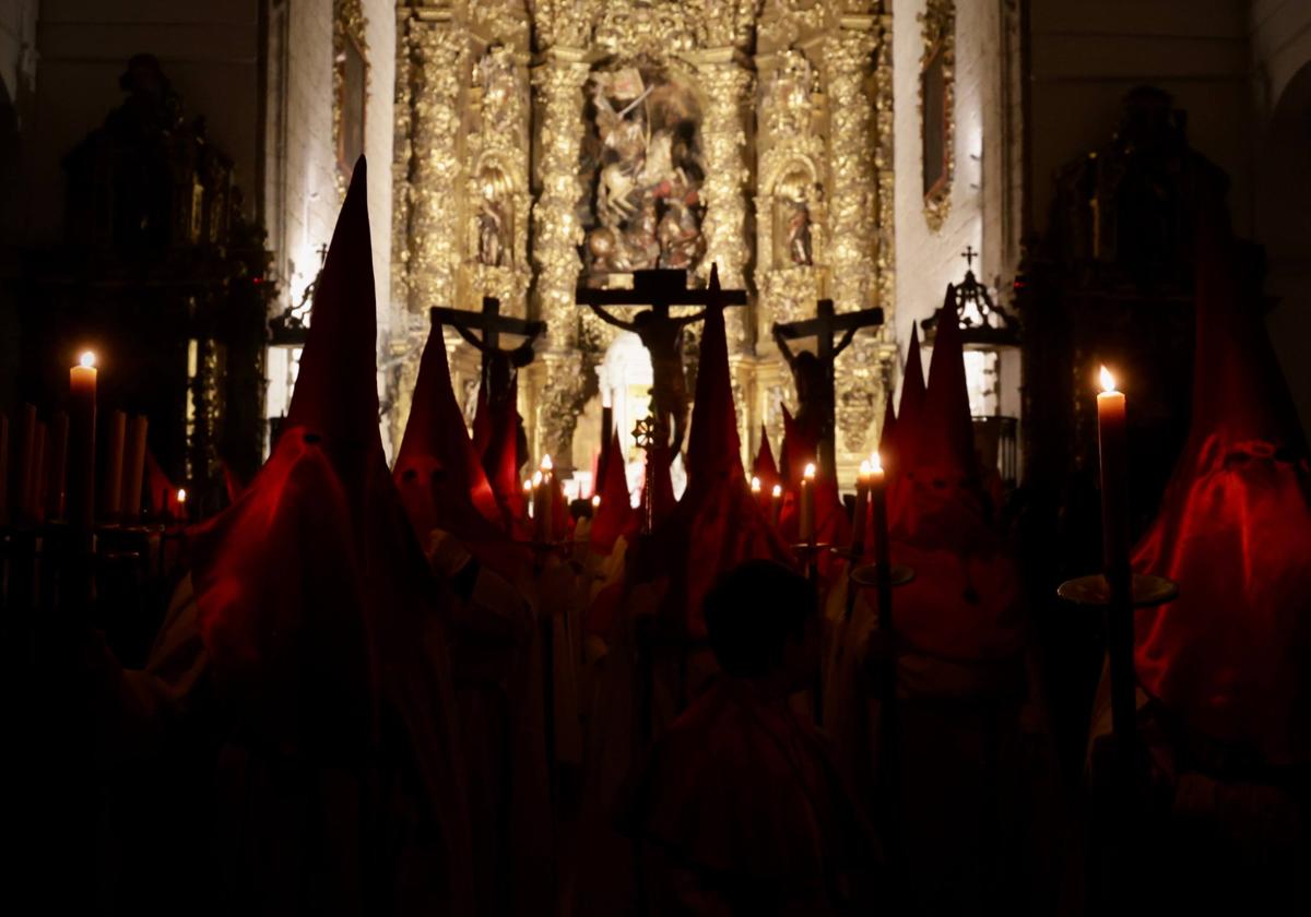 El Santísimo Cristo de las Mercedes, en la iglesia de Santiago en uno de los momentos de la procesión celebrada este miércoles en Valladolid