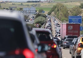 Largas colas en la A-62, en dirección hacia Salamanca, por el accidente registrado a media mñana.