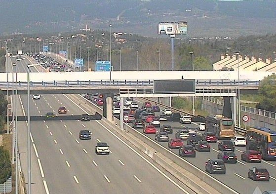 Cientos de vehículos parados en la A-6 en dirección en Segovia.