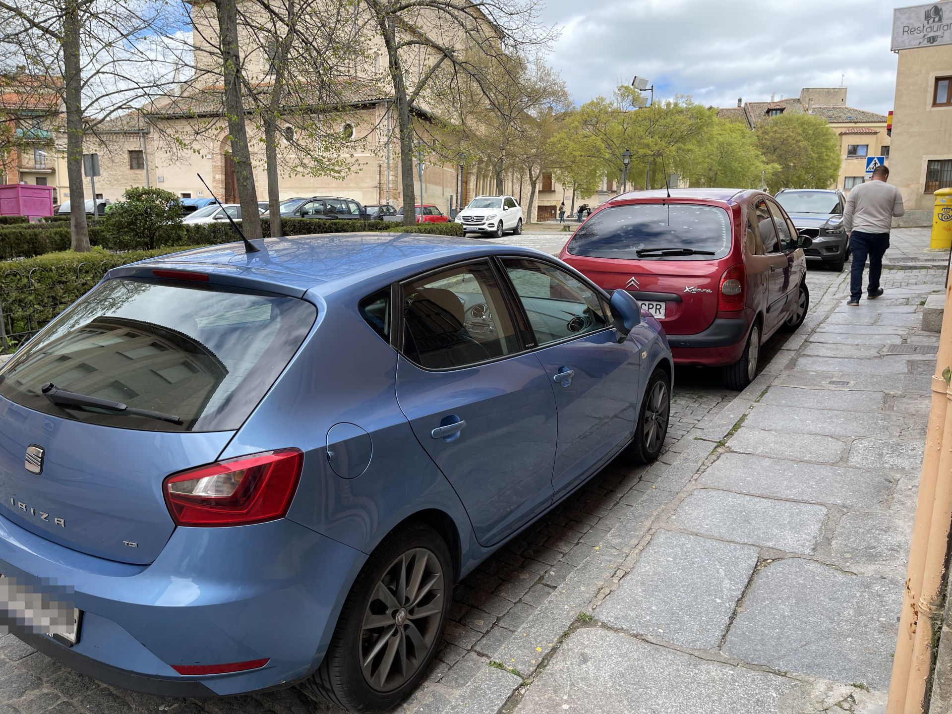 Fotos: coches mal aparcados en el centro de Segovia