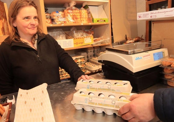 Venta de huevos en un establecimiento de Segovia capital el pasado marzo.