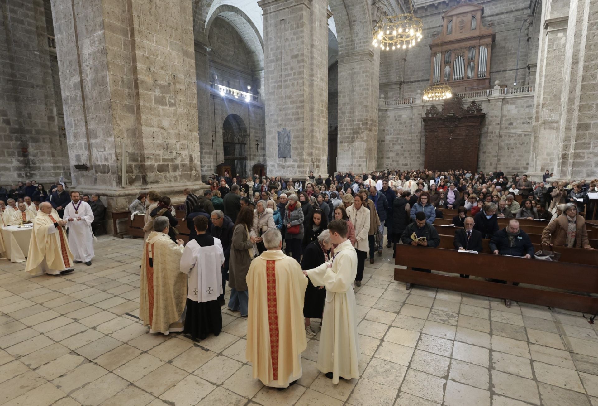Las imágenes de la misa crismal de este Jueves Santo en Valladolid