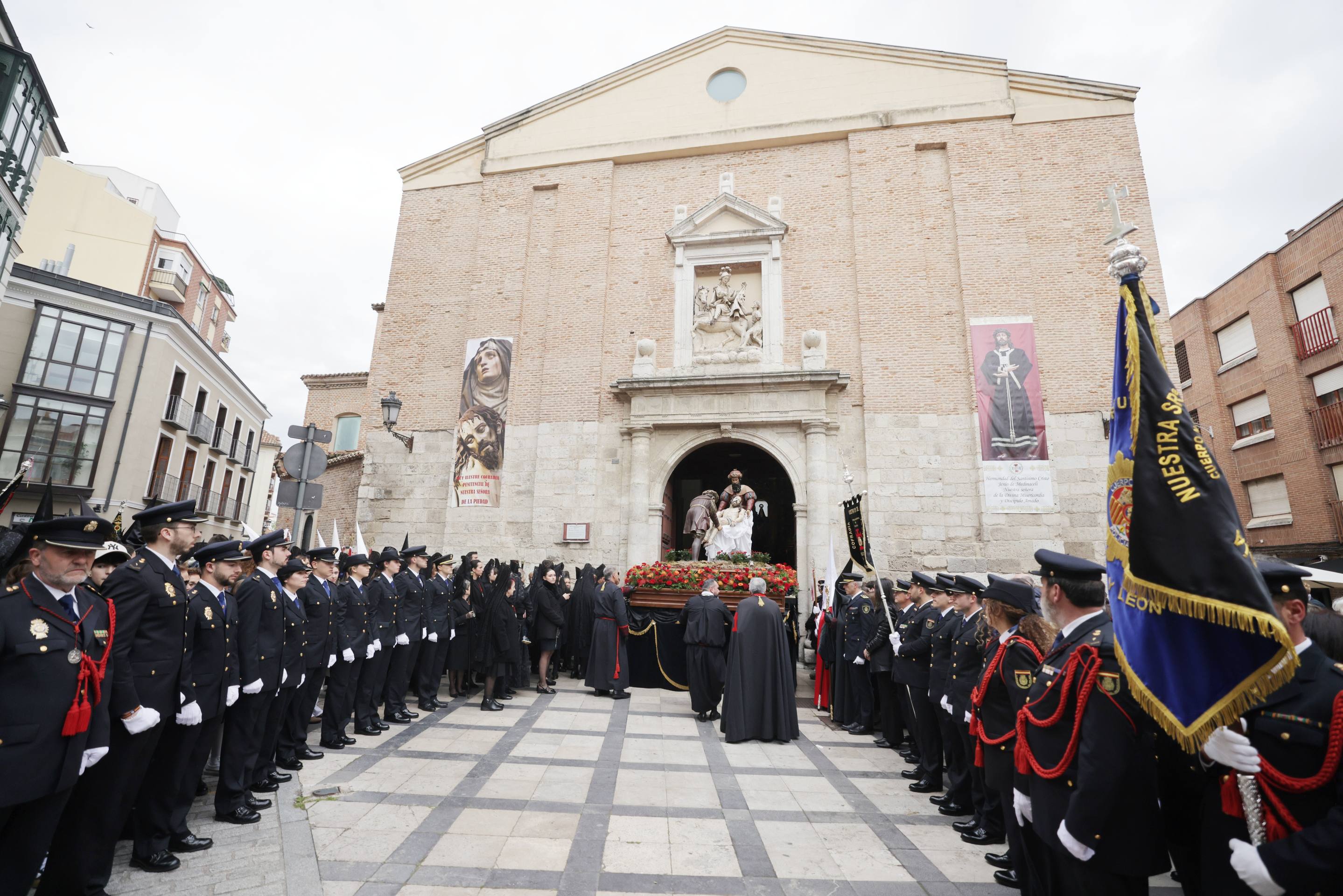 La procesión de Penitencia y Caridad, en imágenes