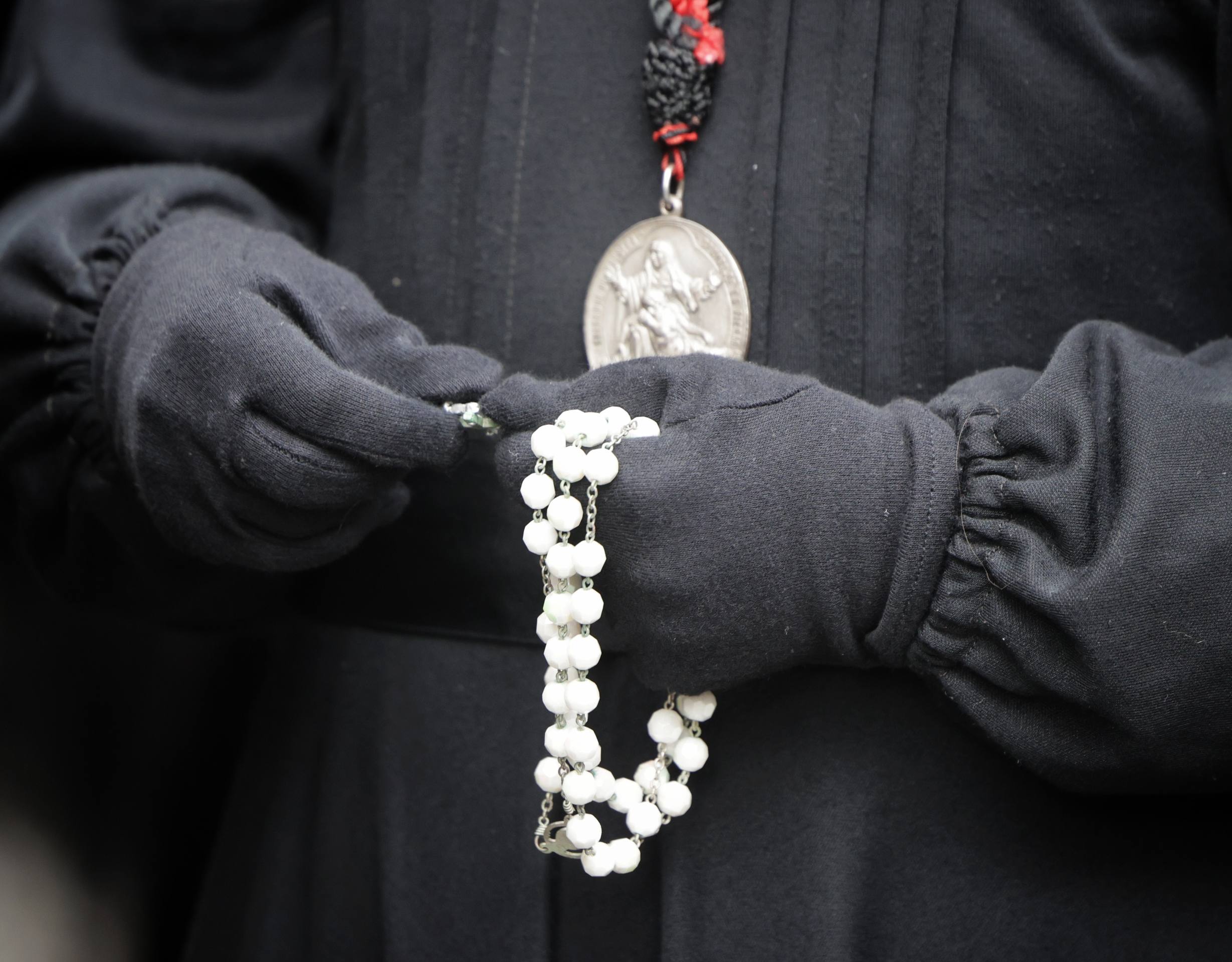 La procesión de Penitencia y Caridad, en imágenes