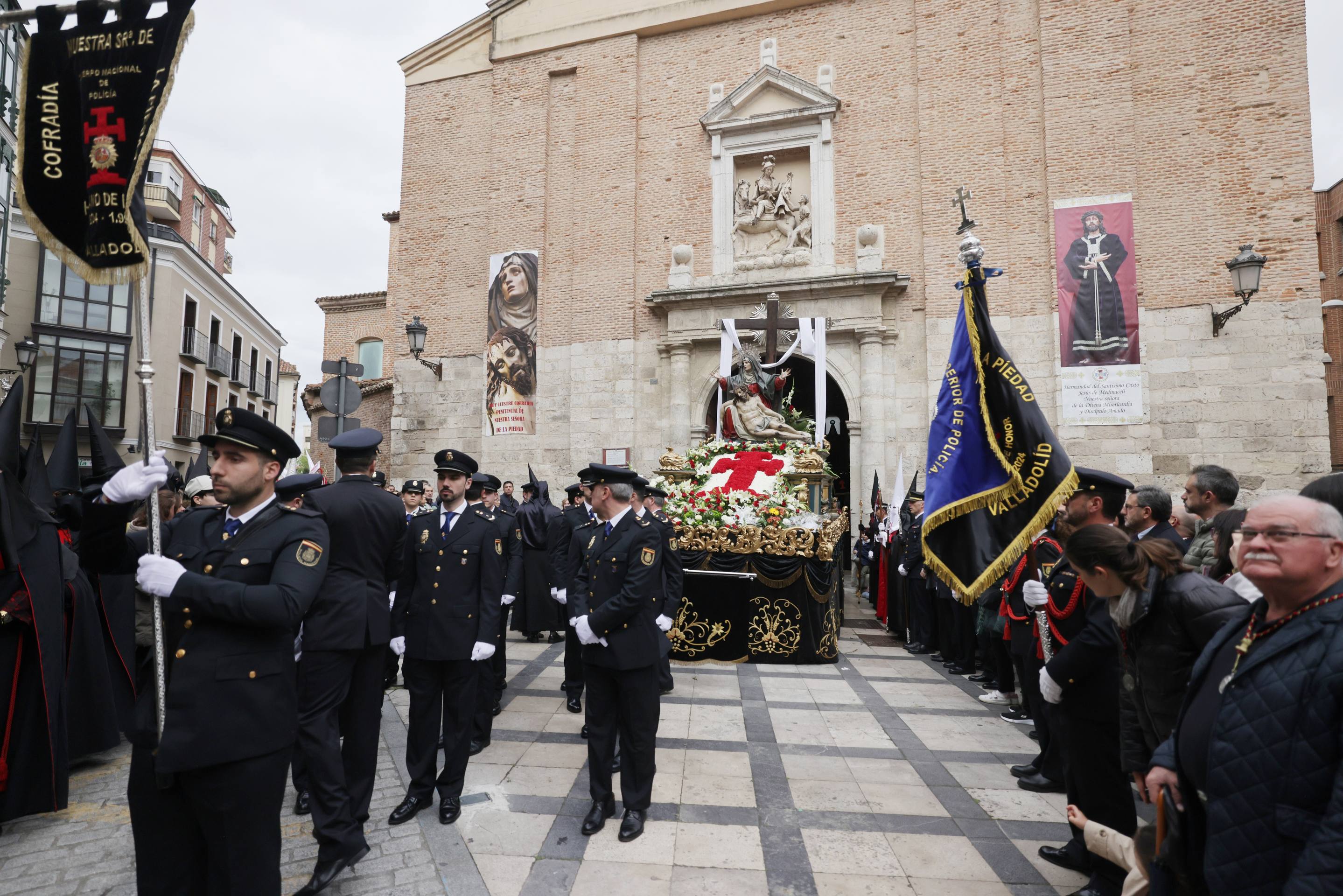 La procesión de Penitencia y Caridad, en imágenes