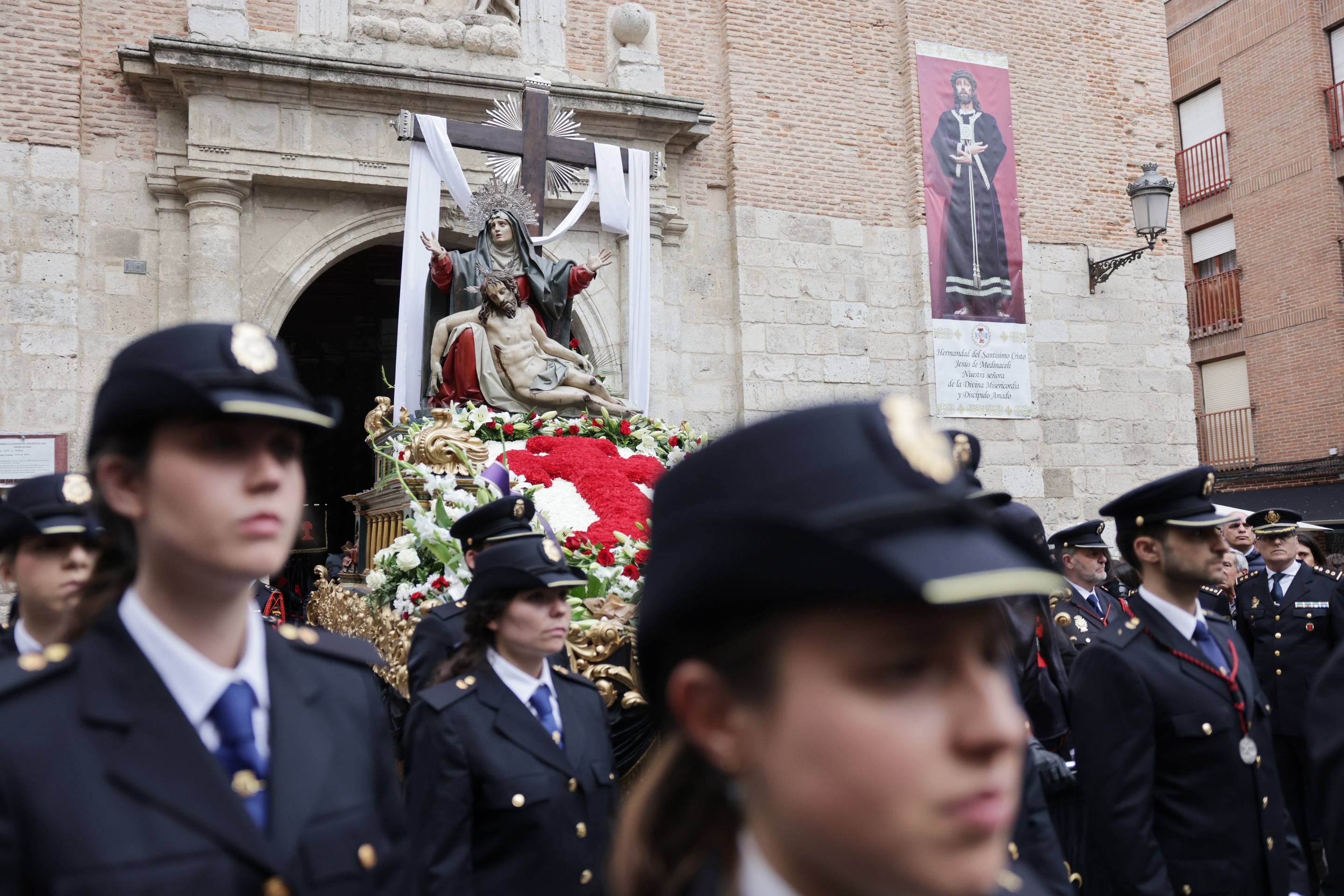 La procesión de Penitencia y Caridad, en imágenes