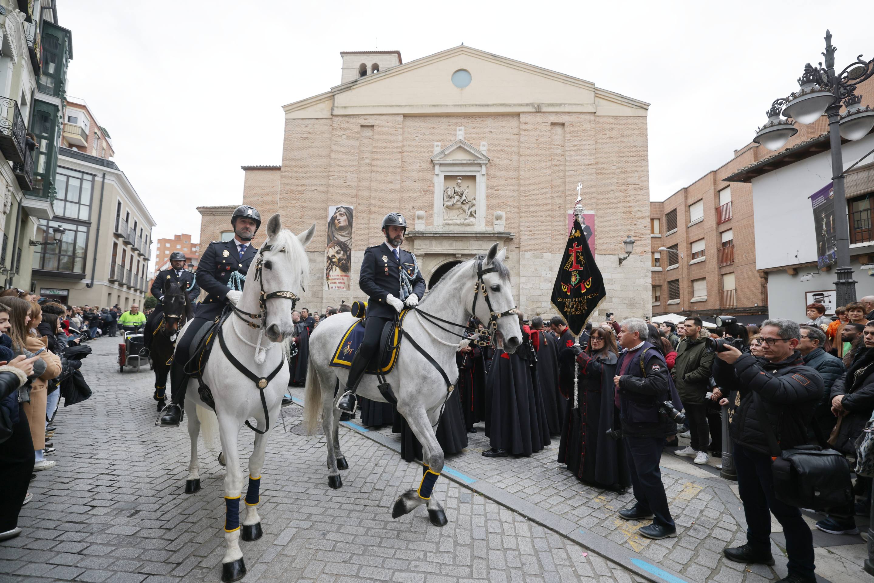 La procesión de Penitencia y Caridad, en imágenes