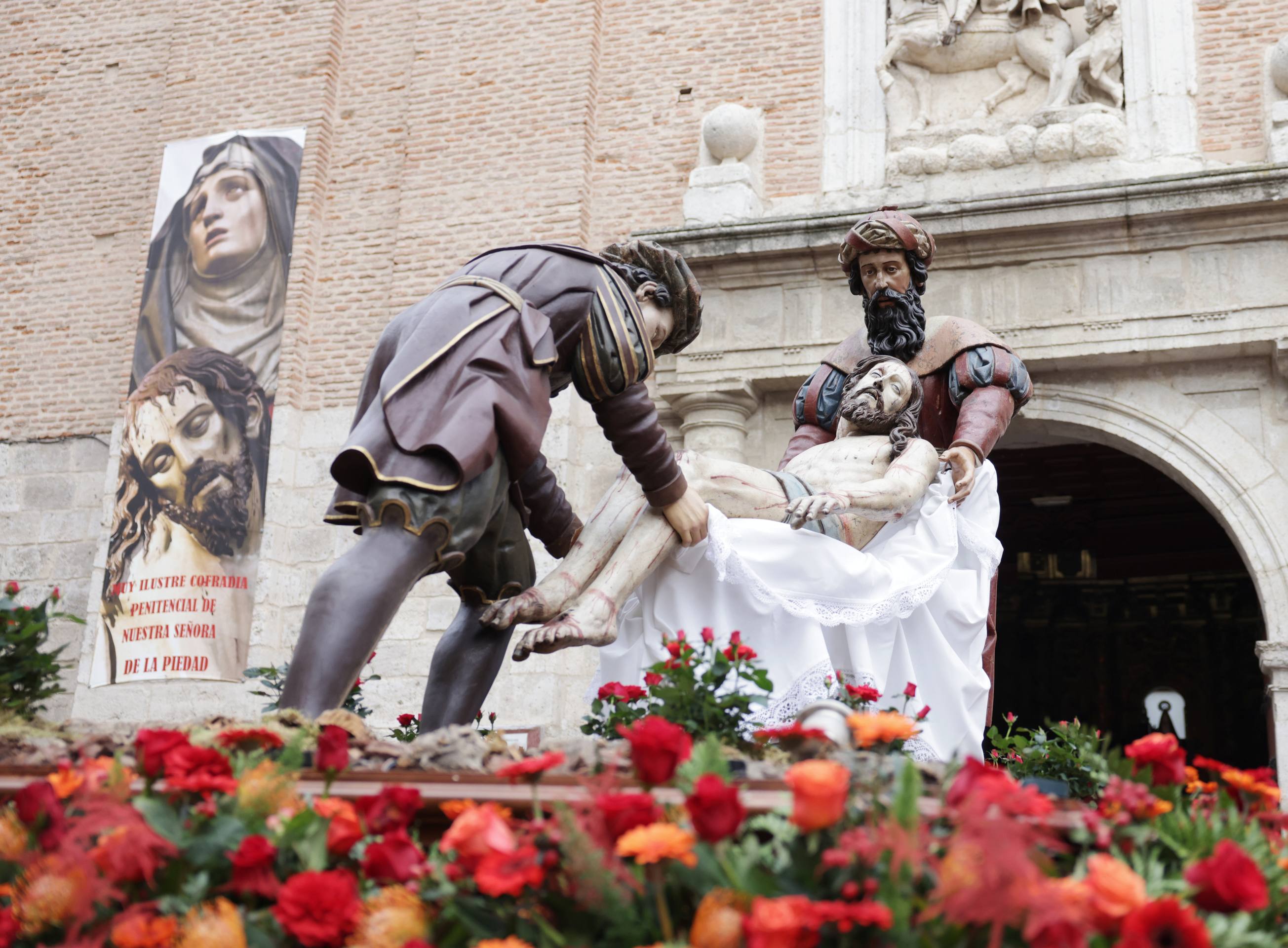 La procesión de Penitencia y Caridad, en imágenes