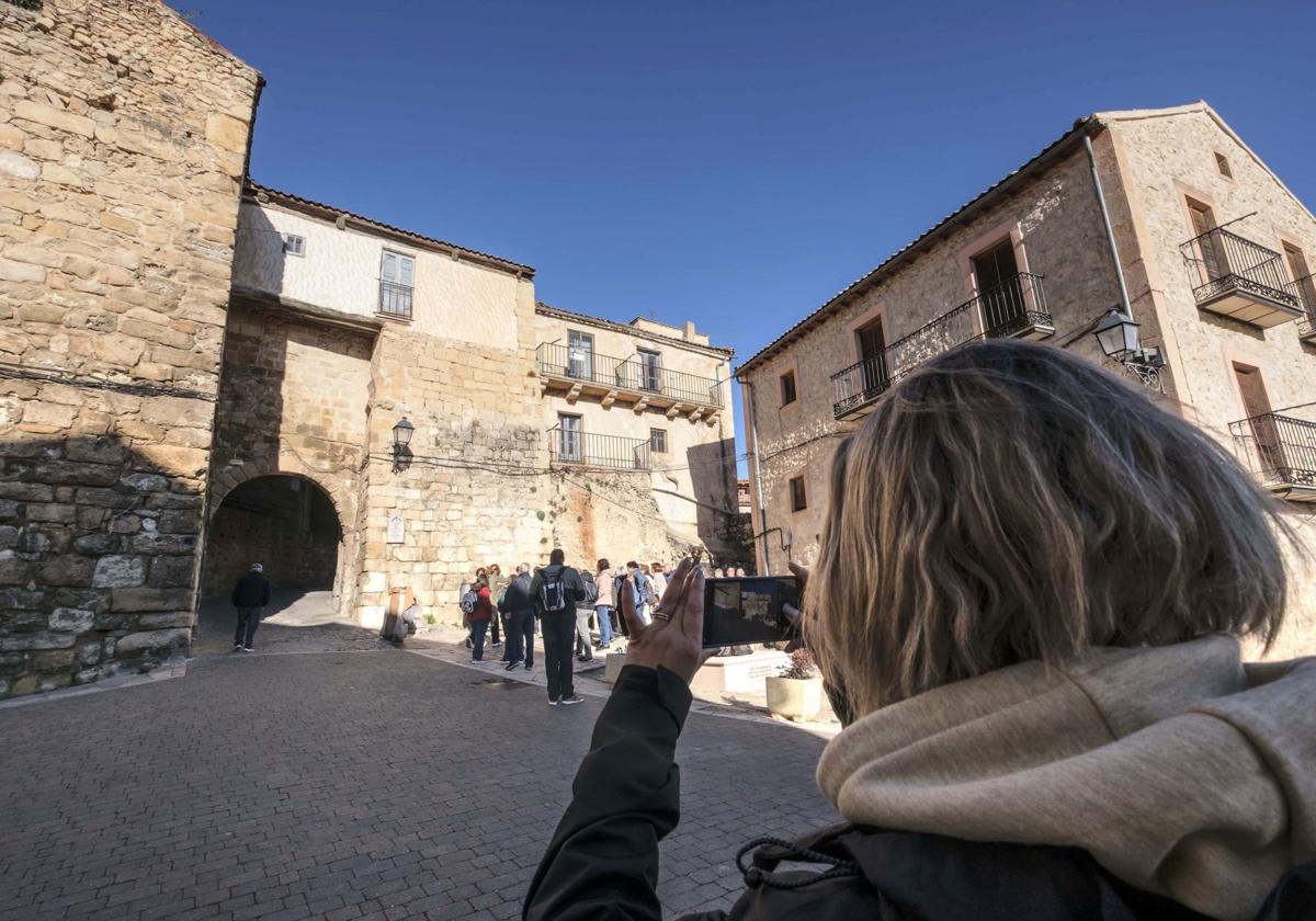 Una turista saca una foto con el móvil en la villa segoviana de Sepúlveda.