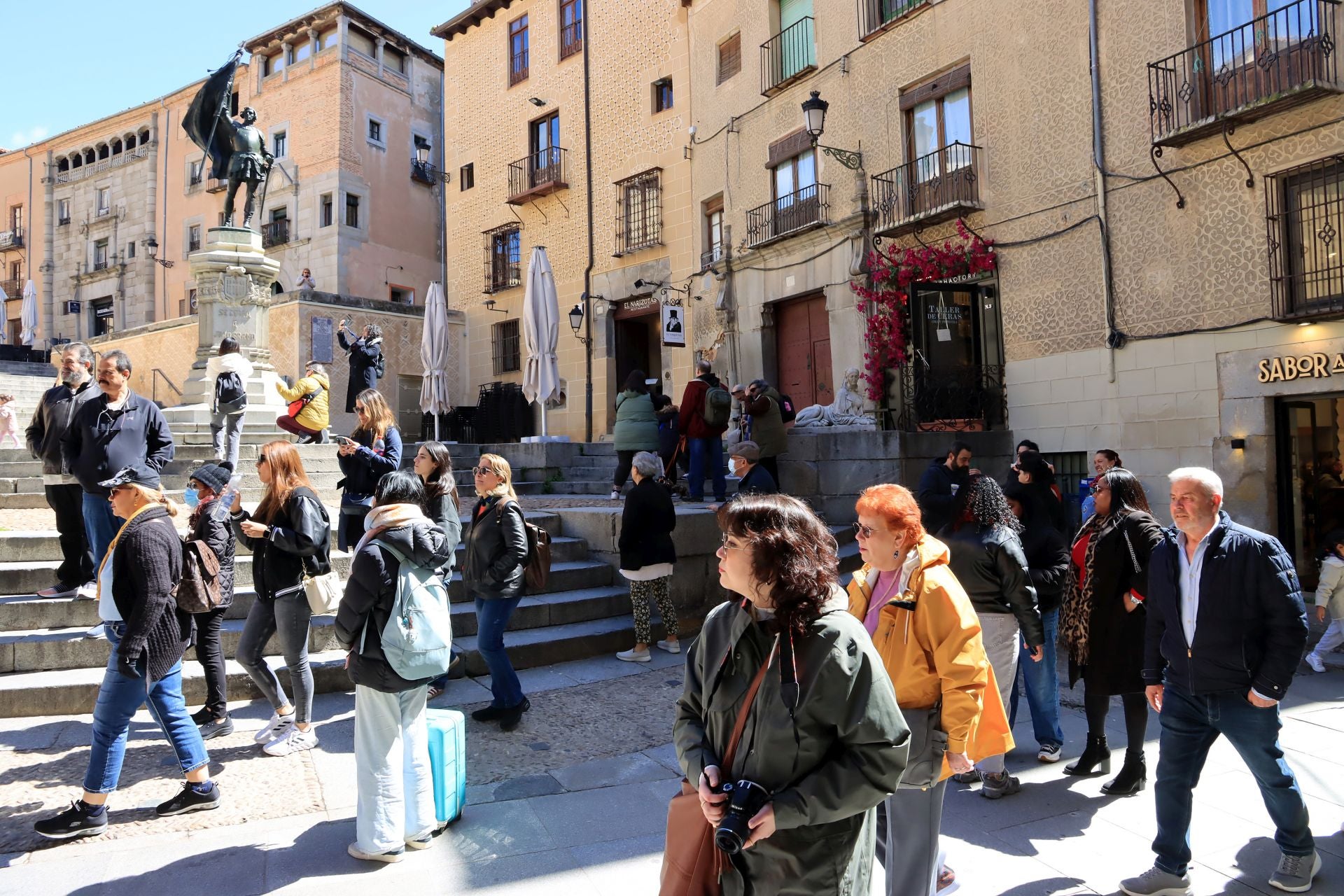 Fotos: avalancha de turistas en Segovia el Jueves Santo