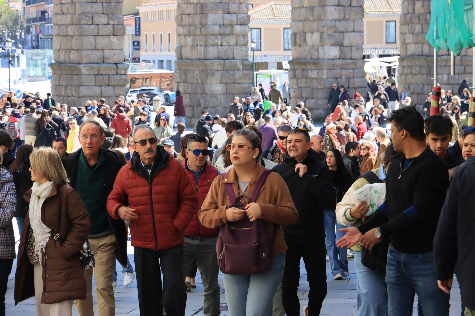 Fotos: avalancha de turistas en Segovia el Jueves Santo