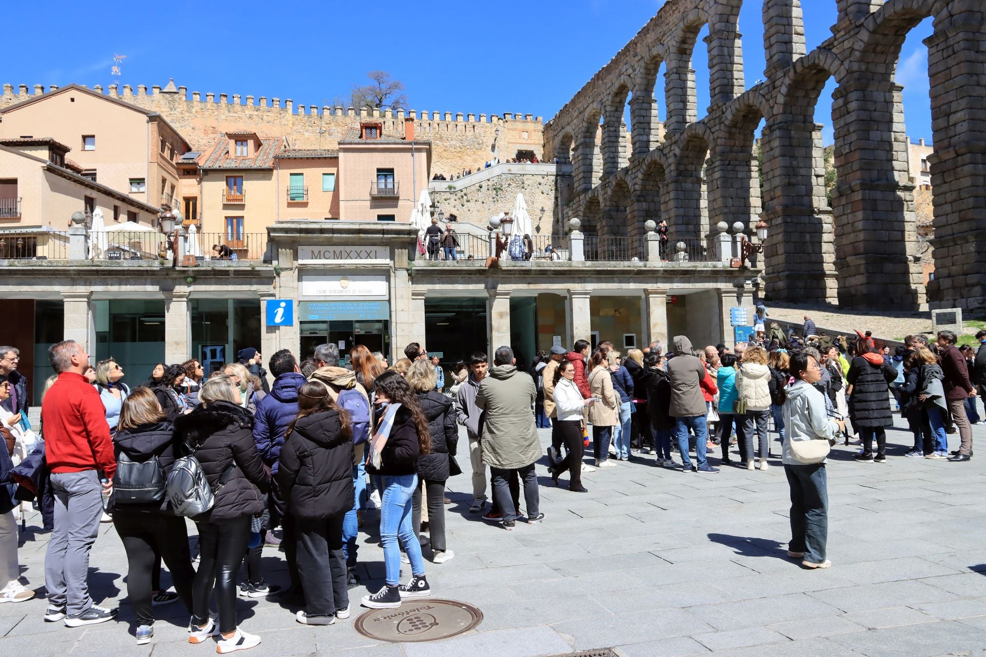 Fotos: avalancha de turistas en Segovia el Jueves Santo