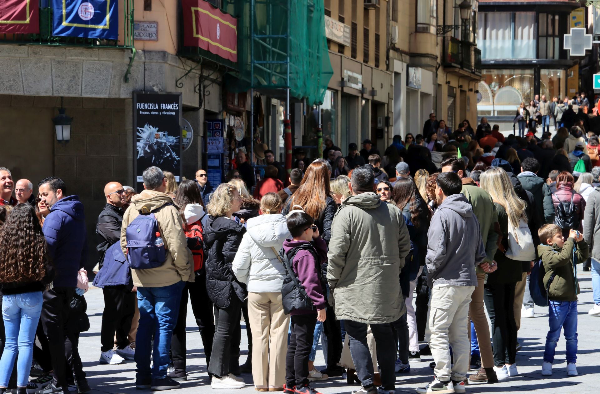 Fotos: avalancha de turistas en Segovia el Jueves Santo